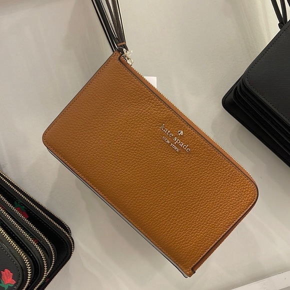 Kate Spade Medium Lucy L-Zip Wristlet Pebble Leather 
COLOR
Warm Gingerbread
NWT - Picture 15 of 16
